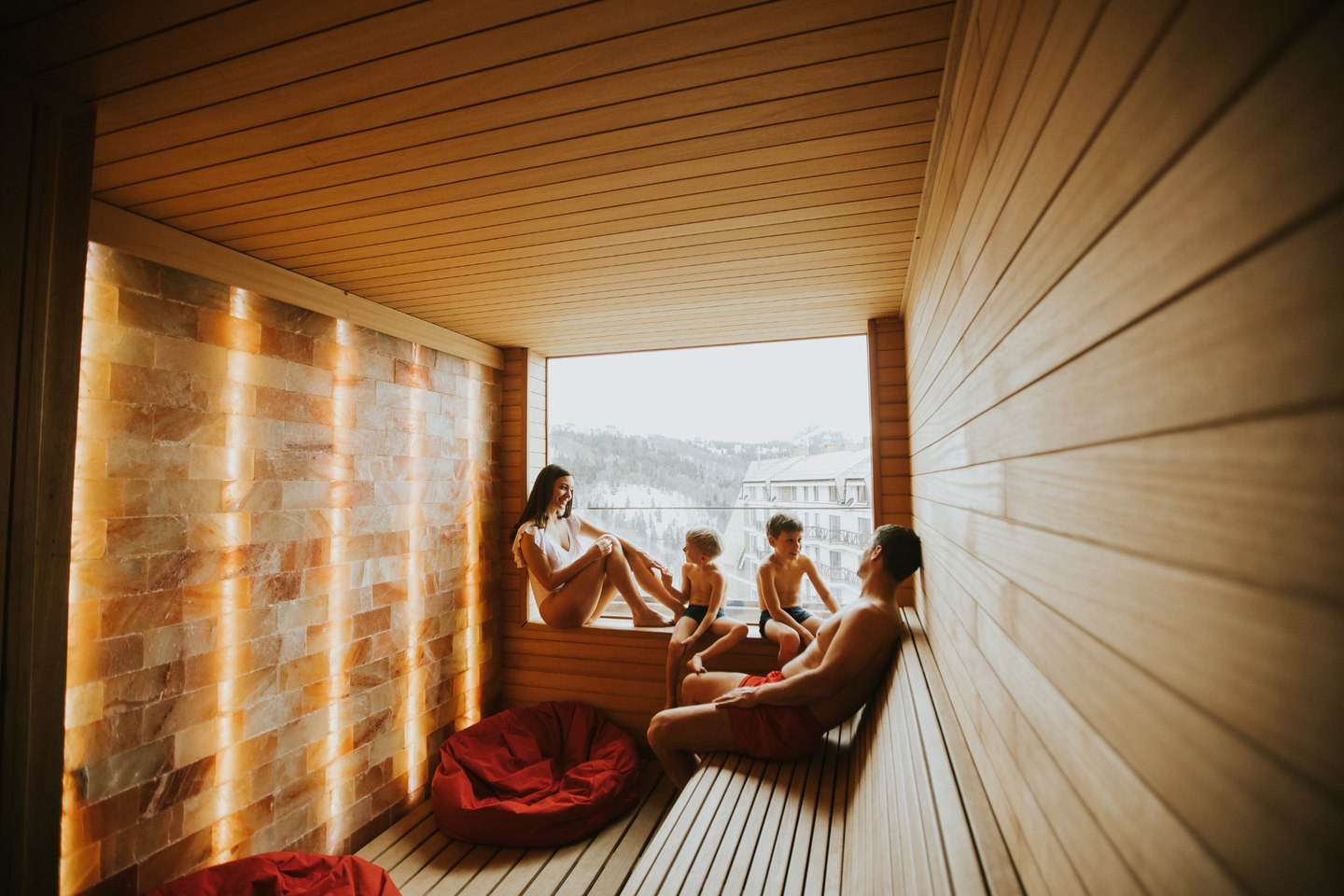 Venner samlet uden for en sauna